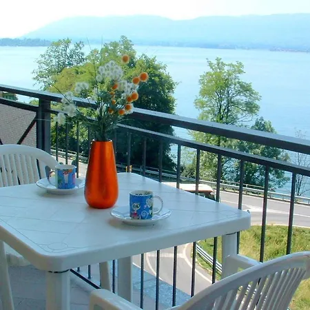In A On Lake Maggiore Near The Beach Lejlighed *